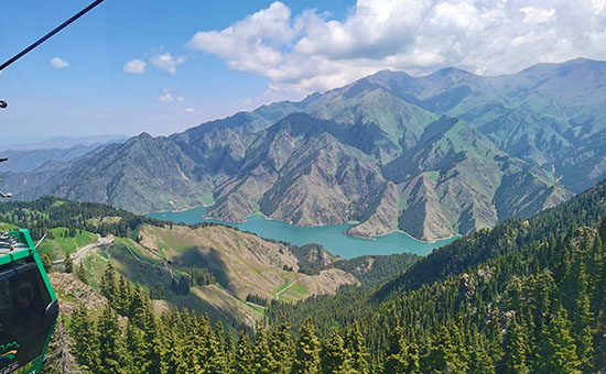 بحيرة شينجيانغ تيانشان الصينية
